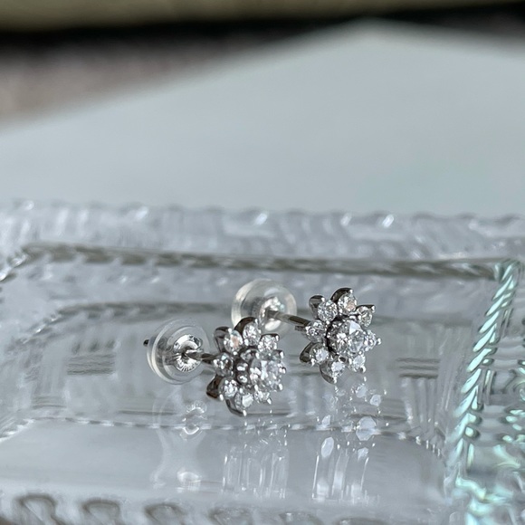 Diamond Studs Earring - Picture 9 of 10